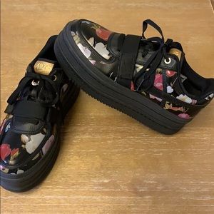 Women’s Floral Platform Nike’s